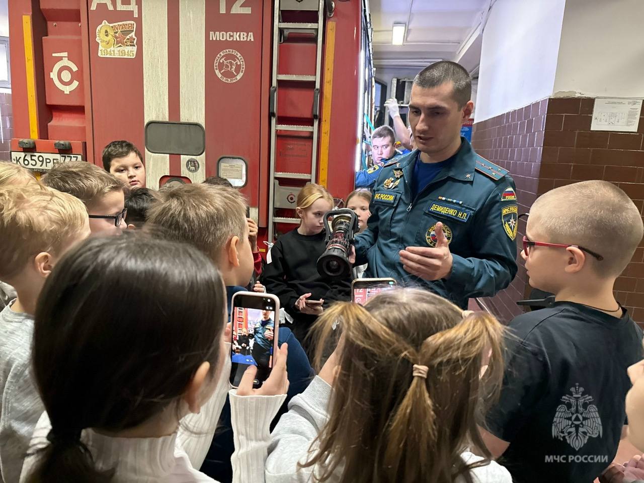 Юные гости в пожарной части Юные гости в пожарной части