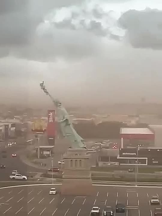 Эффектное падение копии Статуи Свободы: в Бразилии 30метровый монумент, изображающий женщину с факелом, разбился об асфальт