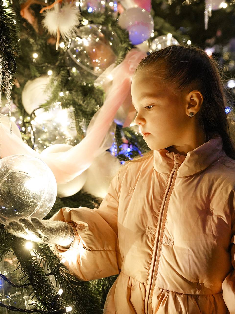 В Москве открылась выставка дизайнерских елей В Москве открылась выставка дизайнерских елей