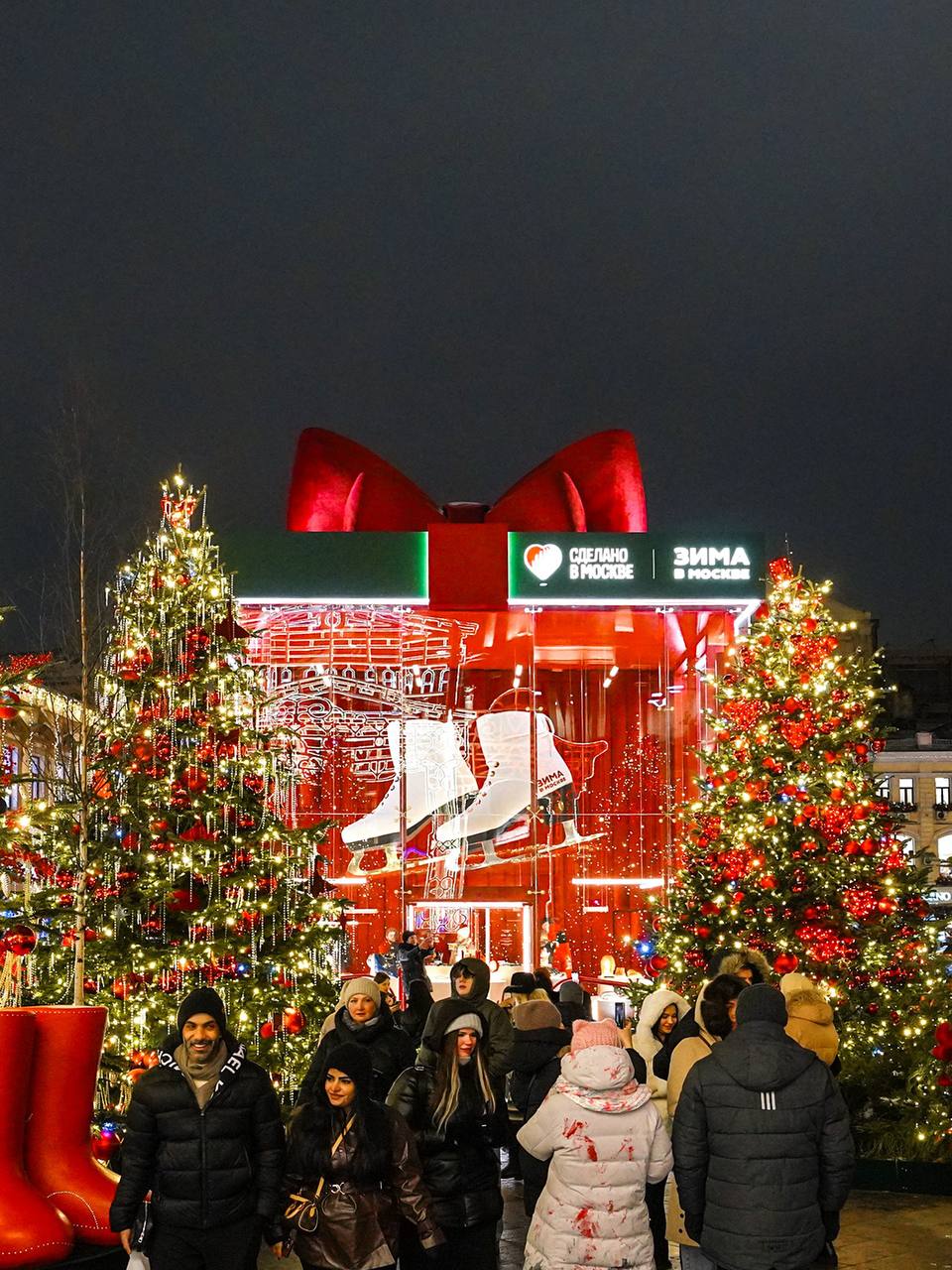 В Москве открылась выставка дизайнерских елей