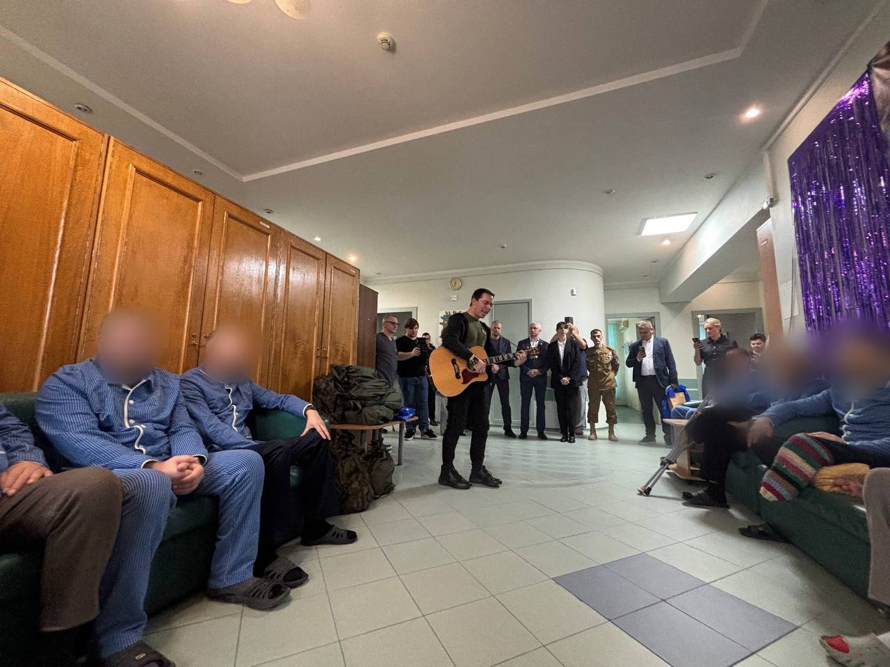 В преддверии Нового года в Центральном военном клиническом госпитале имени П.В. Мандрыка прошла праздничная акция в поддержку военнослужащих, рассказал певец и музыкант, член комиссии МГД по культуре и массовым коммуникациям... В преддверии Нового года в Центральном военном клиническом госпитале имени П.В. Мандрыка прошла праздничная акция в поддержку военнослужащих, рассказал певец и музыкант, член комиссии МГД по культуре и массовым коммуникациям...