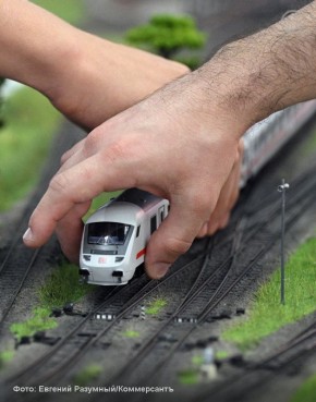 Власти запланировали масштабную программу улучшения финансового положения ОАО РЖД: предложения включают реструктуризацию долга, в том числе за счет временной конвертации его части в акции, реализацию площадей небоскреба в...