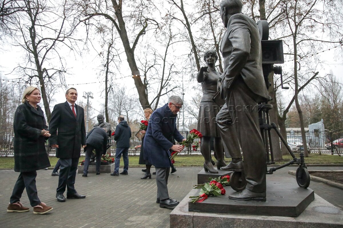 Новый культурный ориентир для любителей кино и истории появился в Москве: у здания киностудии имени Горького открыли памятник создателям легендарного многосерийного фильма «Семнадцать мгновений весны» Новый культурный ориентир для любителей кино и истории появился в Москве: у здания киностудии имени Горького открыли памятник создателям легендарного многосерийного фильма «Семнадцать мгновений весны»