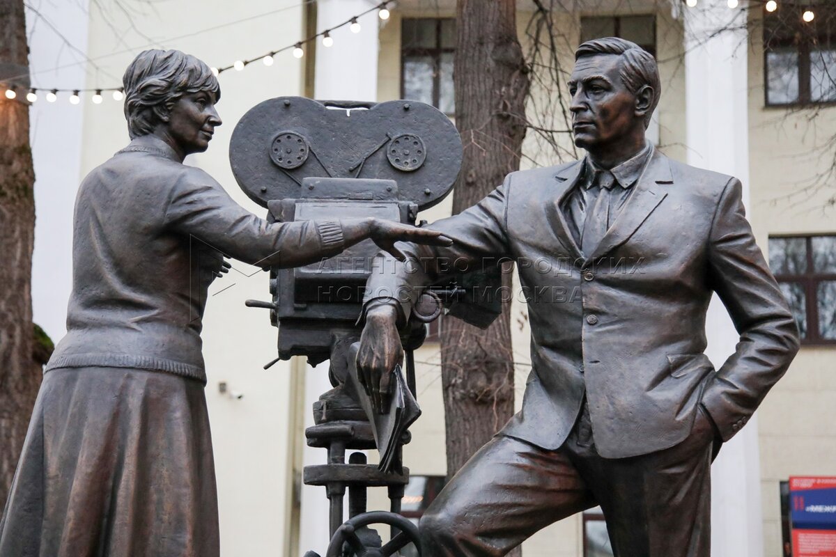 Новый культурный ориентир для любителей кино и истории появился в Москве: у здания киностудии имени Горького открыли памятник создателям легендарного многосерийного фильма «Семнадцать мгновений весны»