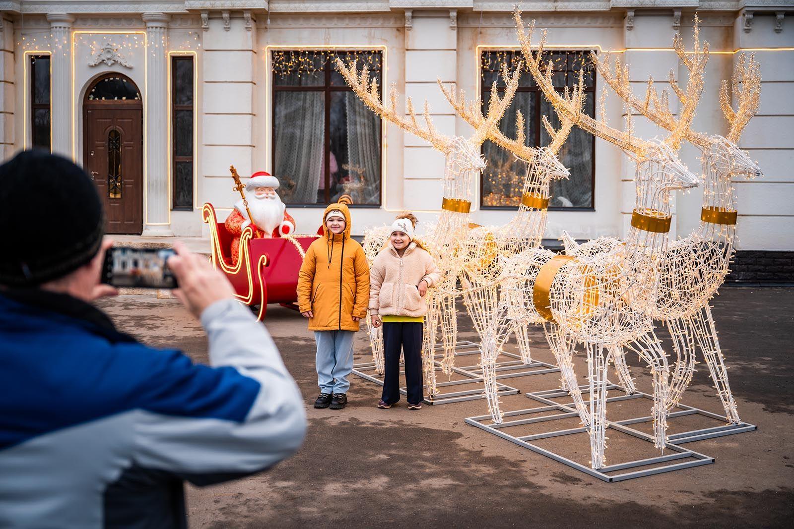 Покататься на коньках, посмотреть спектакль и увидеть новую ретроэкспозицию, посвященную Олимпиаде-80 — все это можно сделать в кинопарке «Москино» в выходные Покататься на коньках, посмотреть спектакль и увидеть новую ретроэкспозицию, посвященную Олимпиаде-80 — все это можно сделать в кинопарке «Москино» в выходные