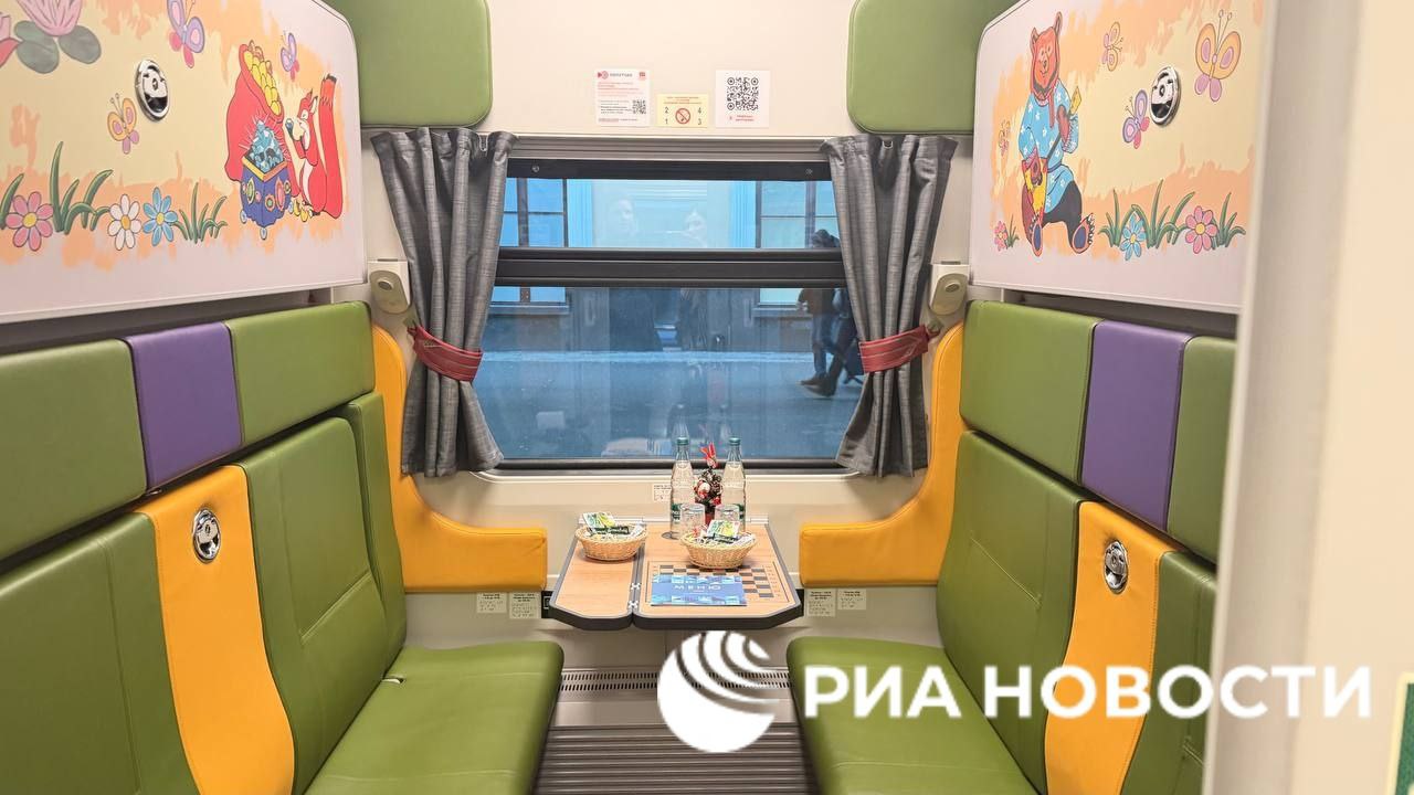 РЖД презентовали обновленный поезд "Красная стрела", который курсирует между Москвой и Петербургом РЖД презентовали обновленный поезд "Красная стрела", который курсирует между Москвой и Петербургом