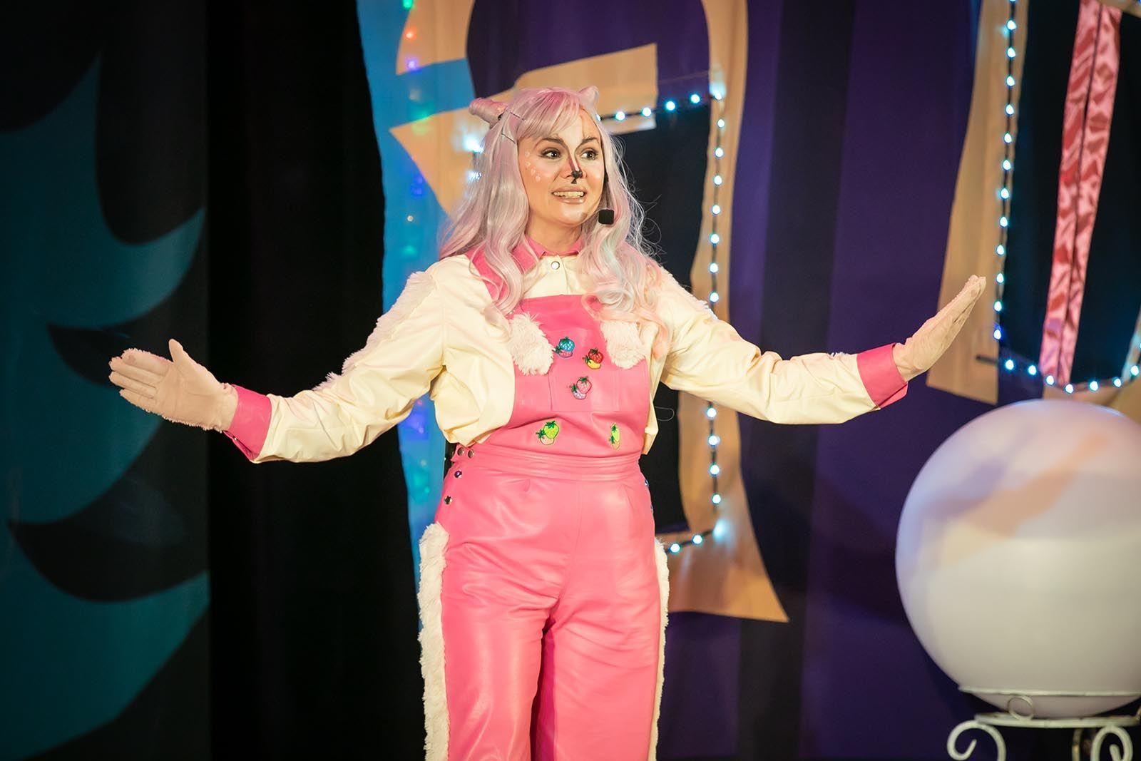 Покататься на коньках, посмотреть спектакль и увидеть новую ретроэкспозицию, посвященную Олимпиаде-80 — все это можно сделать в кинопарке «Москино» в выходные Покататься на коньках, посмотреть спектакль и увидеть новую ретроэкспозицию, посвященную Олимпиаде-80 — все это можно сделать в кинопарке «Москино» в выходные