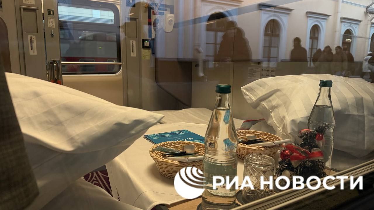 РЖД презентовали обновленный поезд "Красная стрела", который курсирует между Москвой и Петербургом РЖД презентовали обновленный поезд "Красная стрела", который курсирует между Москвой и Петербургом