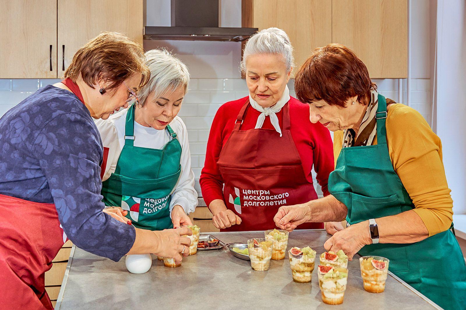 В эти выходные центры московского долголетия приглашают подготовиться к Новому году