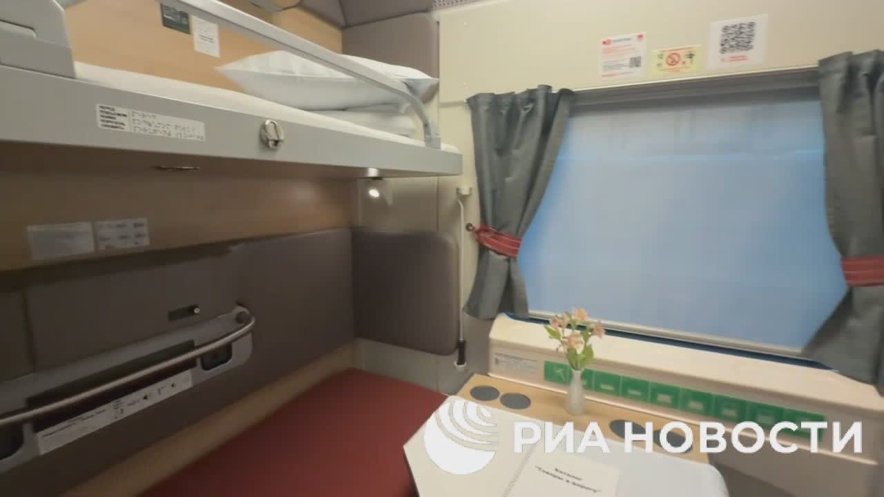 РЖД презентовали обновленный поезд "Красная стрела", который курсирует между Москвой и Петербургом