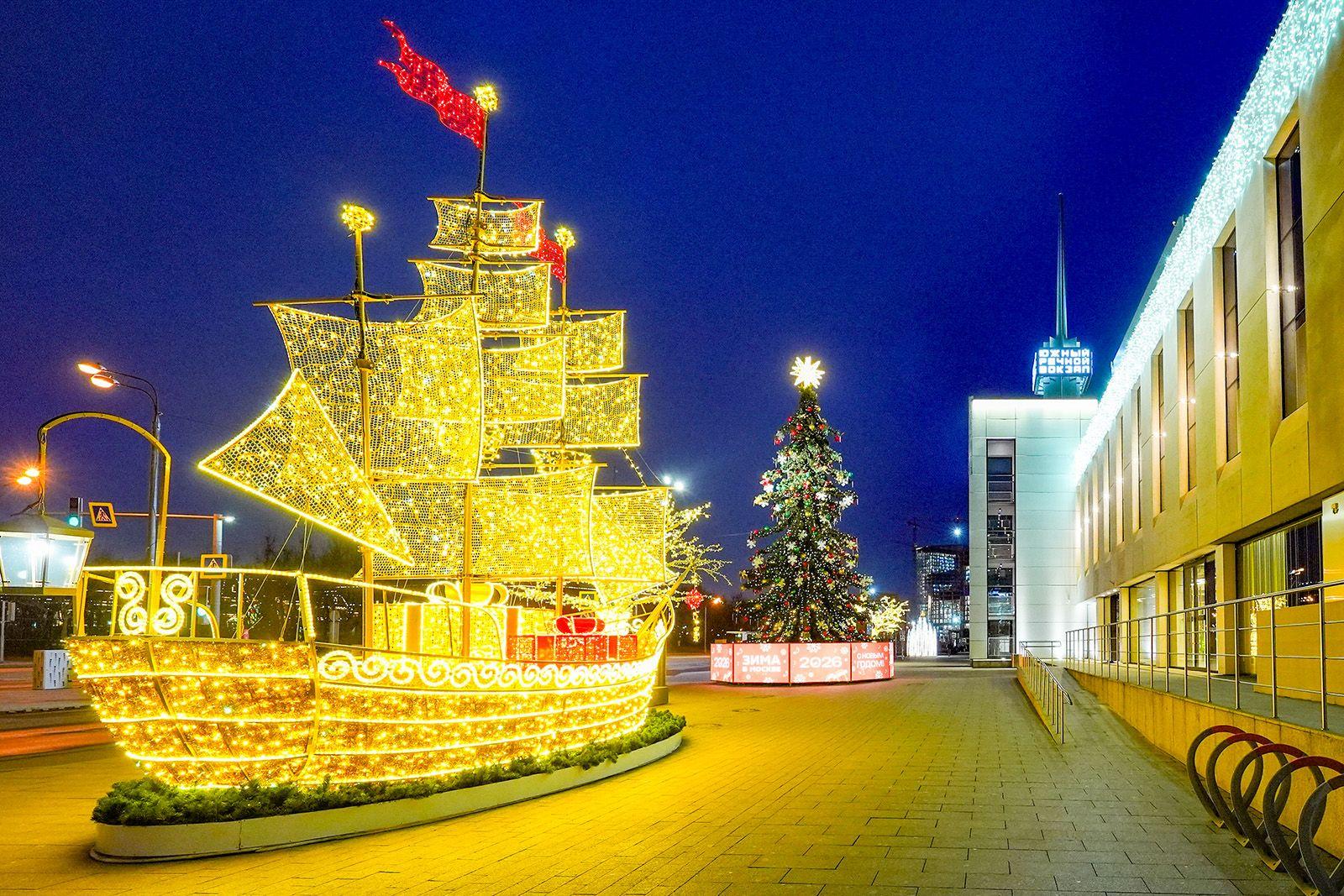 Северный и Южный речные вокзалы Москвы украсили сказочными фрегатами с подарками Северный и Южный речные вокзалы Москвы украсили сказочными фрегатами с подарками