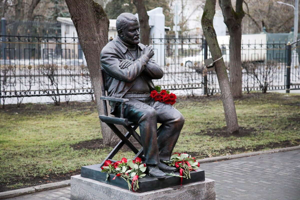 Новый культурный ориентир для любителей кино и истории появился в Москве: у здания киностудии имени Горького открыли памятник создателям легендарного многосерийного фильма «Семнадцать мгновений весны» Новый культурный ориентир для любителей кино и истории появился в Москве: у здания киностудии имени Горького открыли памятник создателям легендарного многосерийного фильма «Семнадцать мгновений весны»