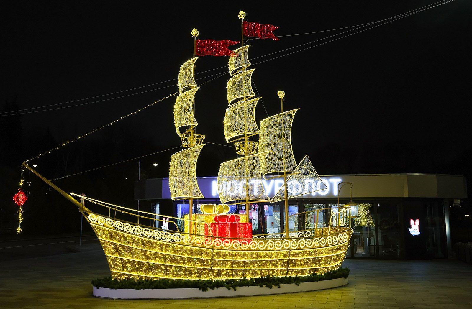 Северный и Южный речные вокзалы Москвы украсили сказочными фрегатами с подарками Северный и Южный речные вокзалы Москвы украсили сказочными фрегатами с подарками