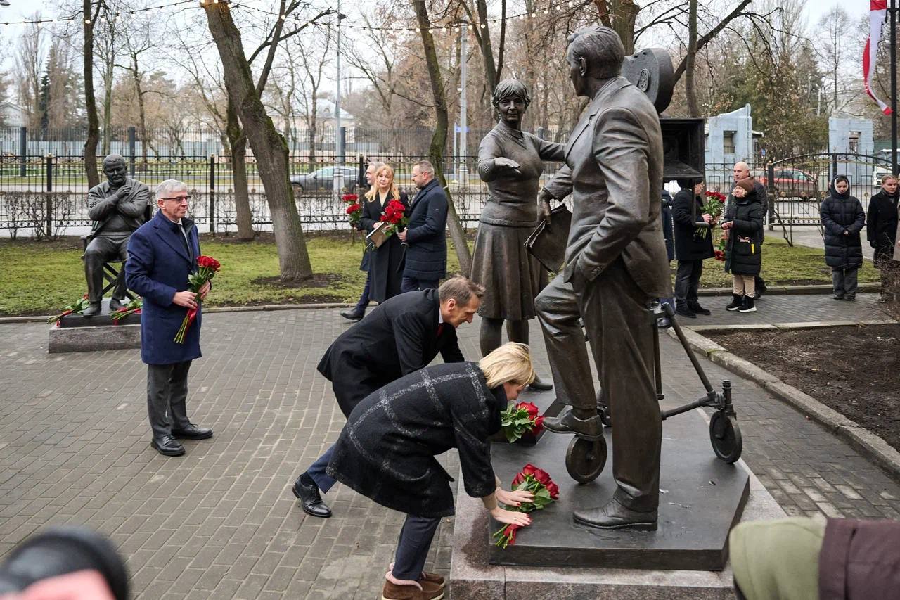 Ольга Любимова: Приняла участие в открытии памятника создателям романа и фильма «Семнадцать мгновений весны» Ольга Любимова: Приняла участие в открытии памятника создателям романа и фильма «Семнадцать мгновений весны»