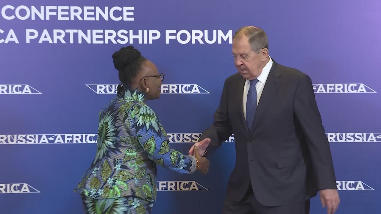 19 декабря в Каире «на полях» Второй министерской конференции Форума партнёрства #РоссияАфрика C.В.Лавров встретился с Министром международных отношений и торговли Республики Намибии С.Ашипалой-Мусавьи