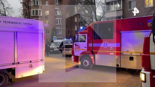 Возможной причиной пожара на востоке Москвы могла стать включенная гирлянда, передает с места корреспондент РЕН ТВ Александр Орлов