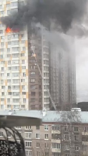 На востоке Москвы горит квартира на 15 этаже высотки