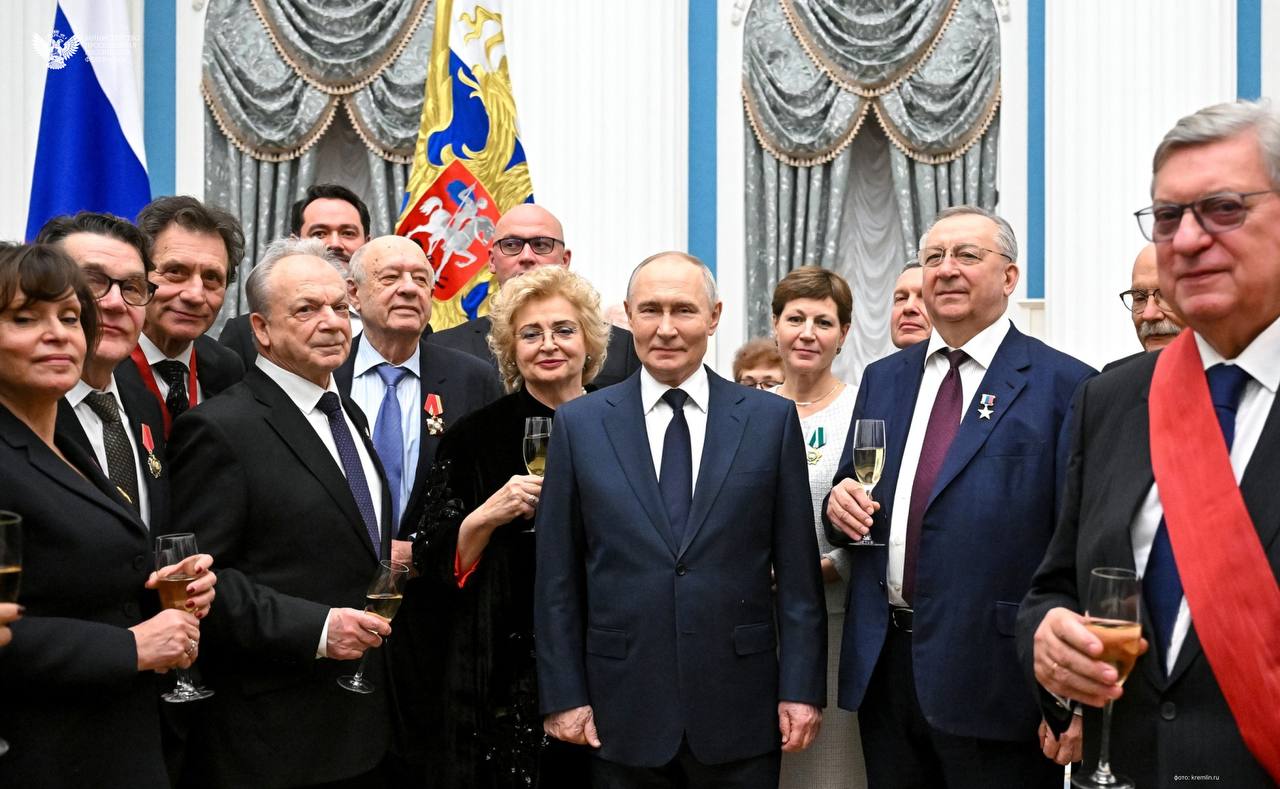 Владимир Путин вручил знаки отличия «За наставничество» двум учителям из Москвы и Рязанской области Владимир Путин вручил знаки отличия «За наставничество» двум учителям из Москвы и Рязанской области