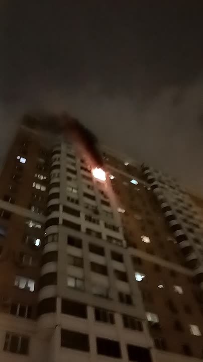 Пожар произошел в многоэтажке на Рублевском шоссе в Москве
