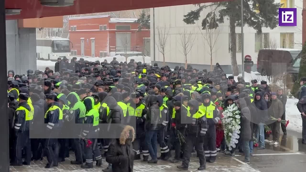 В Москве проходит церемония прощания с полицейскими — погибшими при взрыве на юге Москвы при задержании злоумышленника