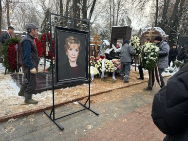 Веру Алентову похоронили на Новодевичьем кладбище рядом с супругом Владимиром Меньшовым