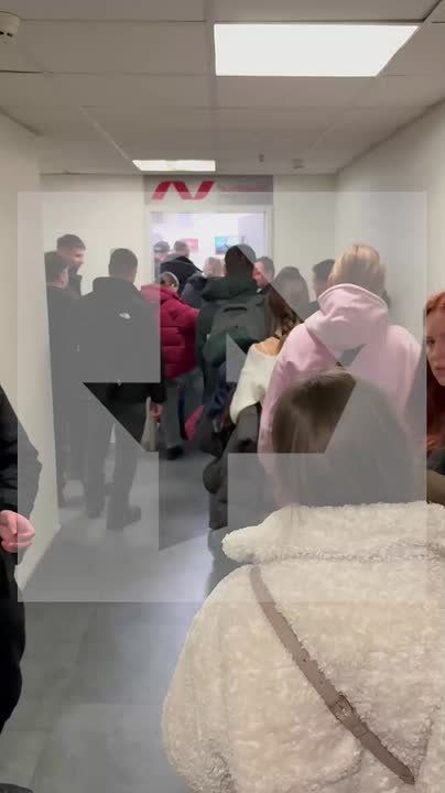 "Мы сутки уже на чемоданах сидим": массовые задержки авиарейсов фиксируют в аэропорту Храброво в Калининграде