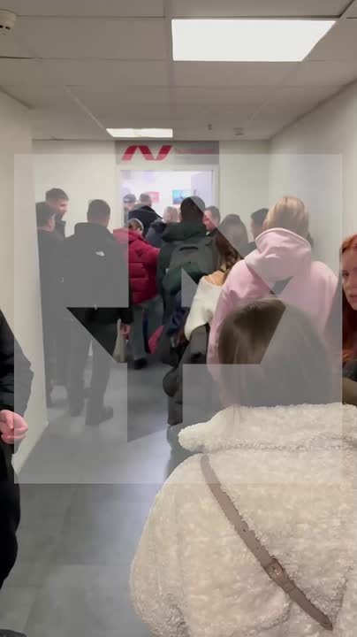 "Мы сутки уже на чемоданах сидим": массовые задержки авиарейсов фиксируют в аэропорту Храброво в Калининграде