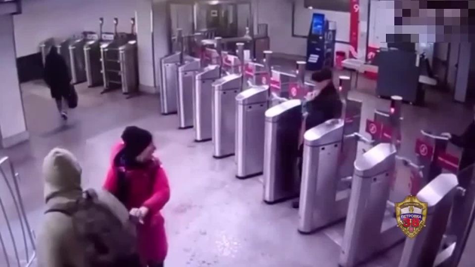В Москве задержали 38-летнего безбилетника, который плеснул девушке кофе в лицо за то, что она не дала ему пройти за ней через турникет на станции «Южная»
