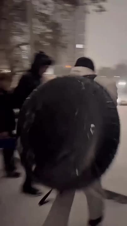 Судя по реакции, он явно подрабатывает супергероем