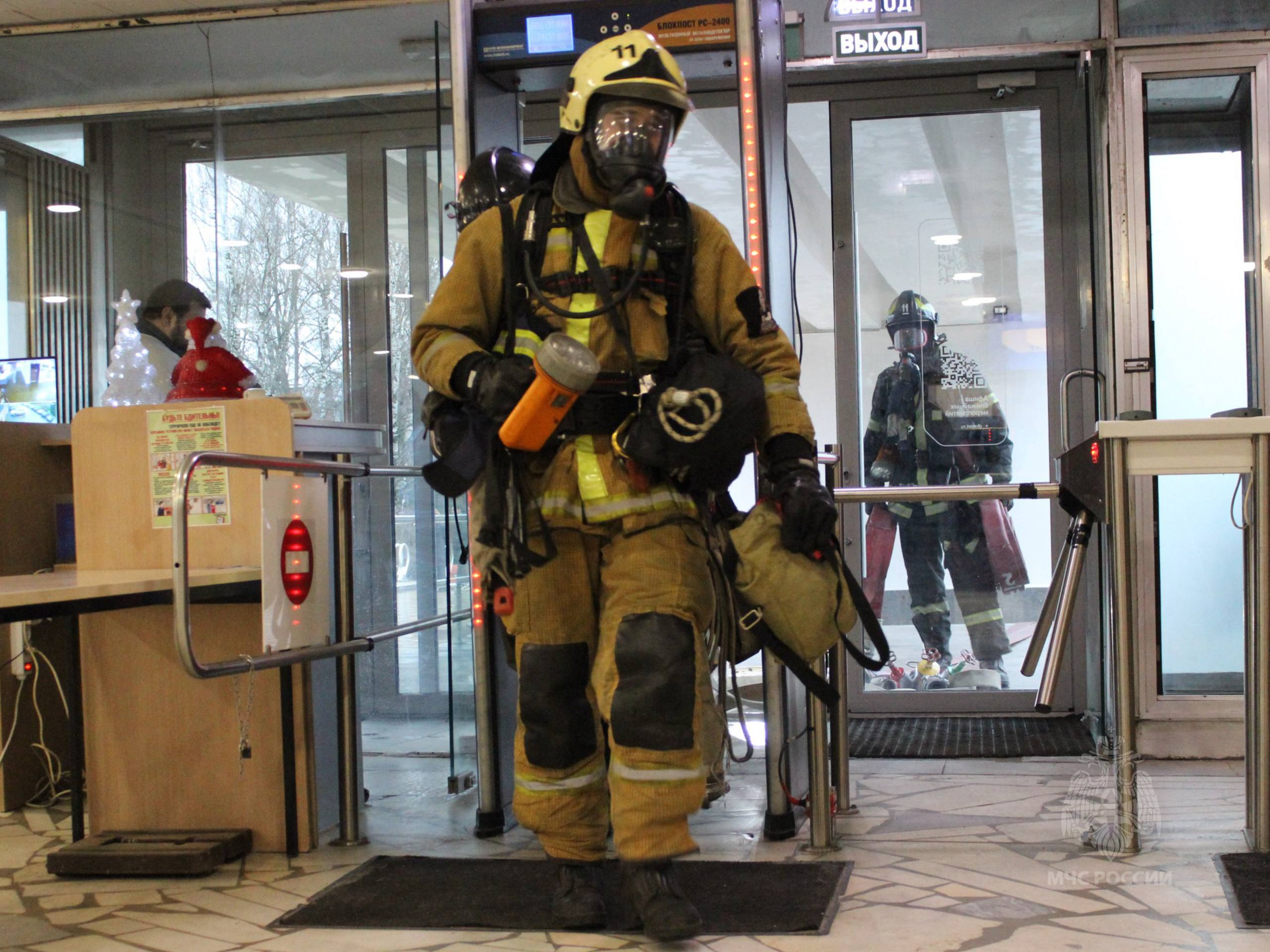 #БудниМЧС. Сотрудники Управления по ЗелАО ГУ МЧС России по г. Москве провели пожарно-тактические учения в здании с массовым пребыванием людей #БудниМЧС. Сотрудники Управления по ЗелАО ГУ МЧС России по г. Москве провели пожарно-тактические учения в здании с массовым пребыванием людей