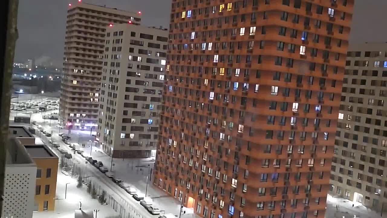 В Одинцово чересчур весёлый гражданин решил поделиться праздничным настроением с соседями, запустив фейерверки прямо из окна квартиры