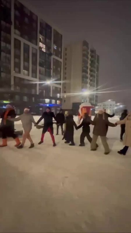 Соседский хоровод устроили в ЖК «Испанские кварталы» под «Матушку» Татьяны Куртуковой