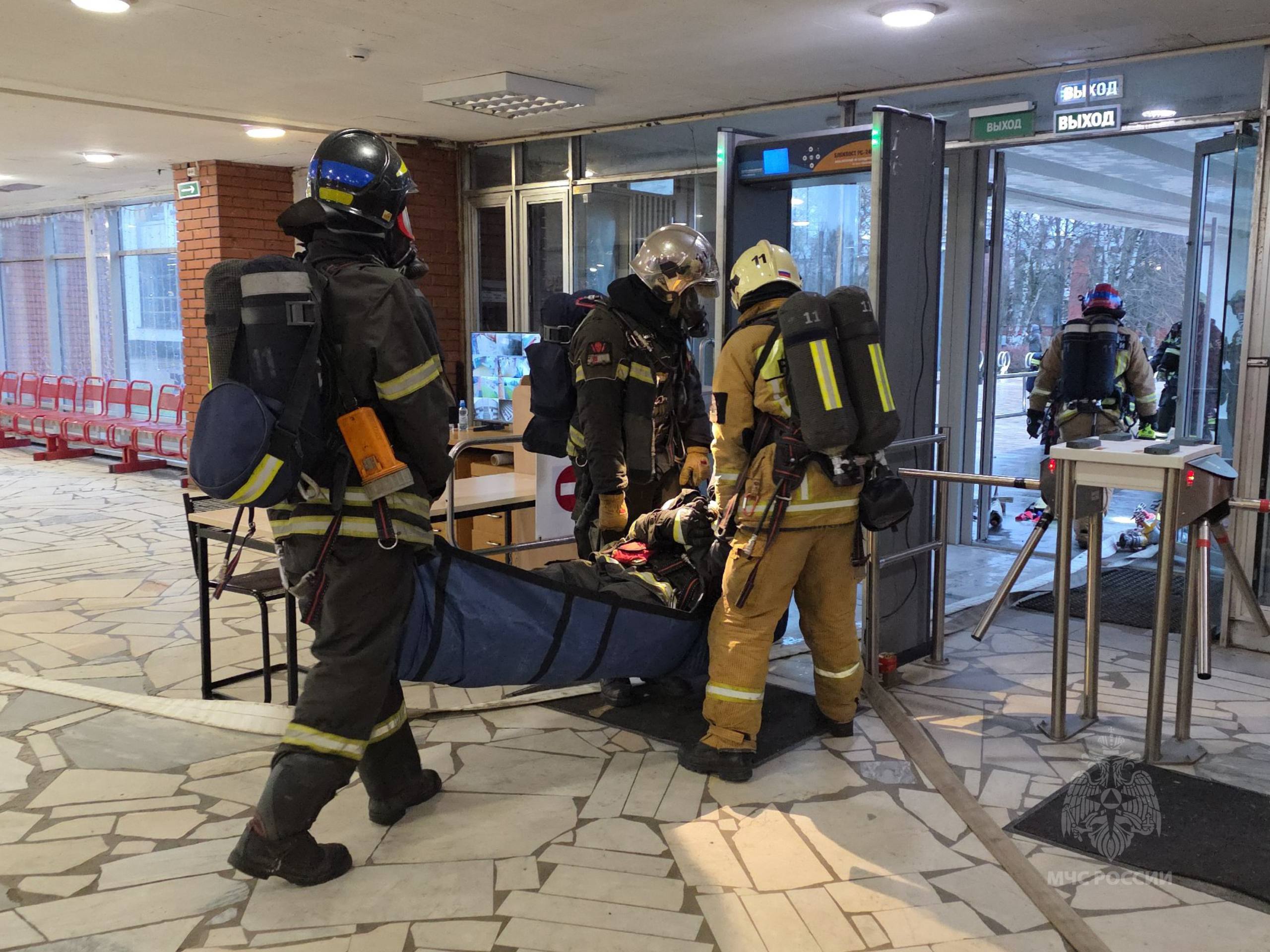 #БудниМЧС. Сотрудники Управления по ЗелАО ГУ МЧС России по г. Москве провели пожарно-тактические учения в здании с массовым пребыванием людей #БудниМЧС. Сотрудники Управления по ЗелАО ГУ МЧС России по г. Москве провели пожарно-тактические учения в здании с массовым пребыванием людей