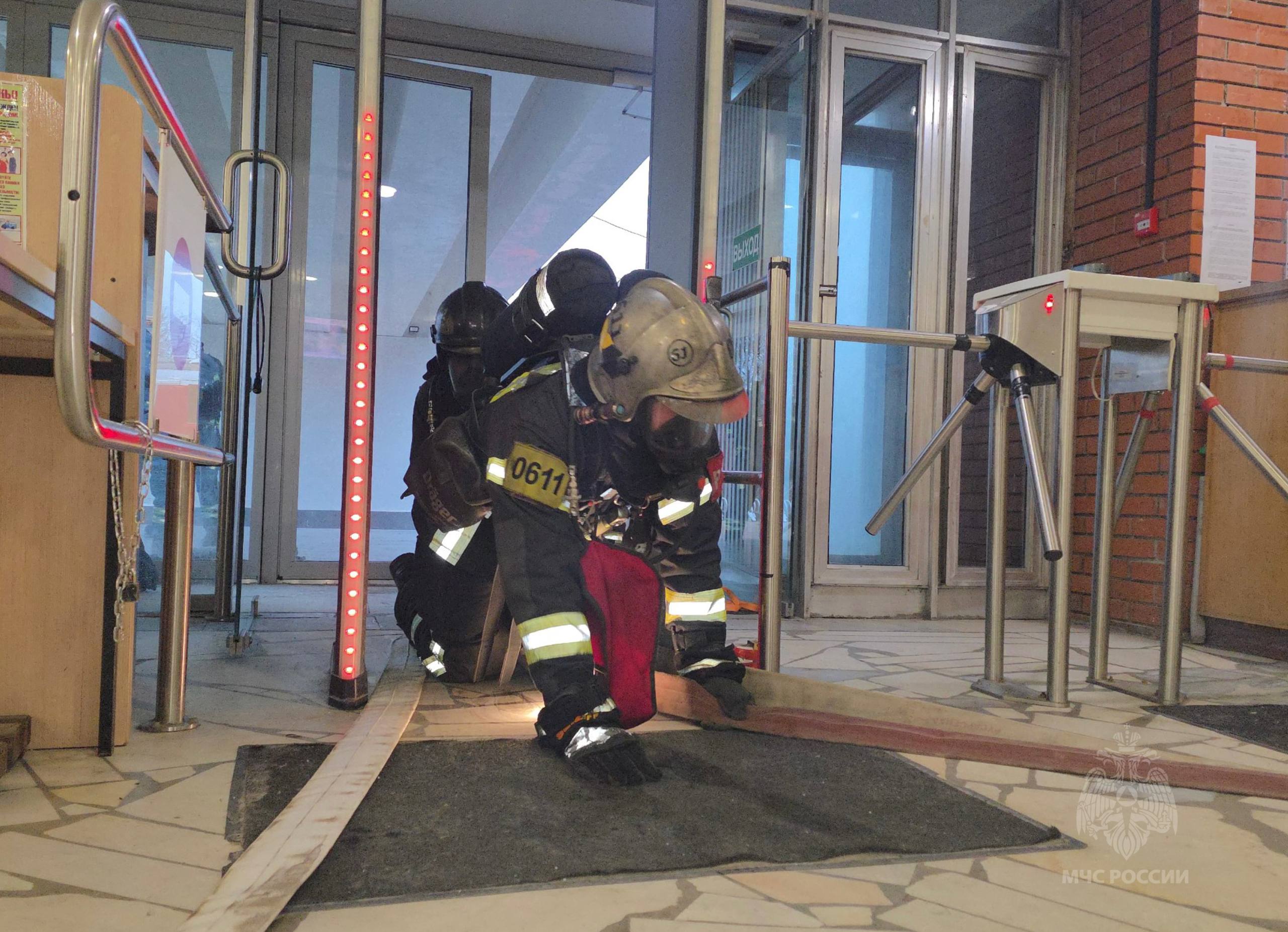 #БудниМЧС. Сотрудники Управления по ЗелАО ГУ МЧС России по г. Москве провели пожарно-тактические учения в здании с массовым пребыванием людей #БудниМЧС. Сотрудники Управления по ЗелАО ГУ МЧС России по г. Москве провели пожарно-тактические учения в здании с массовым пребыванием людей