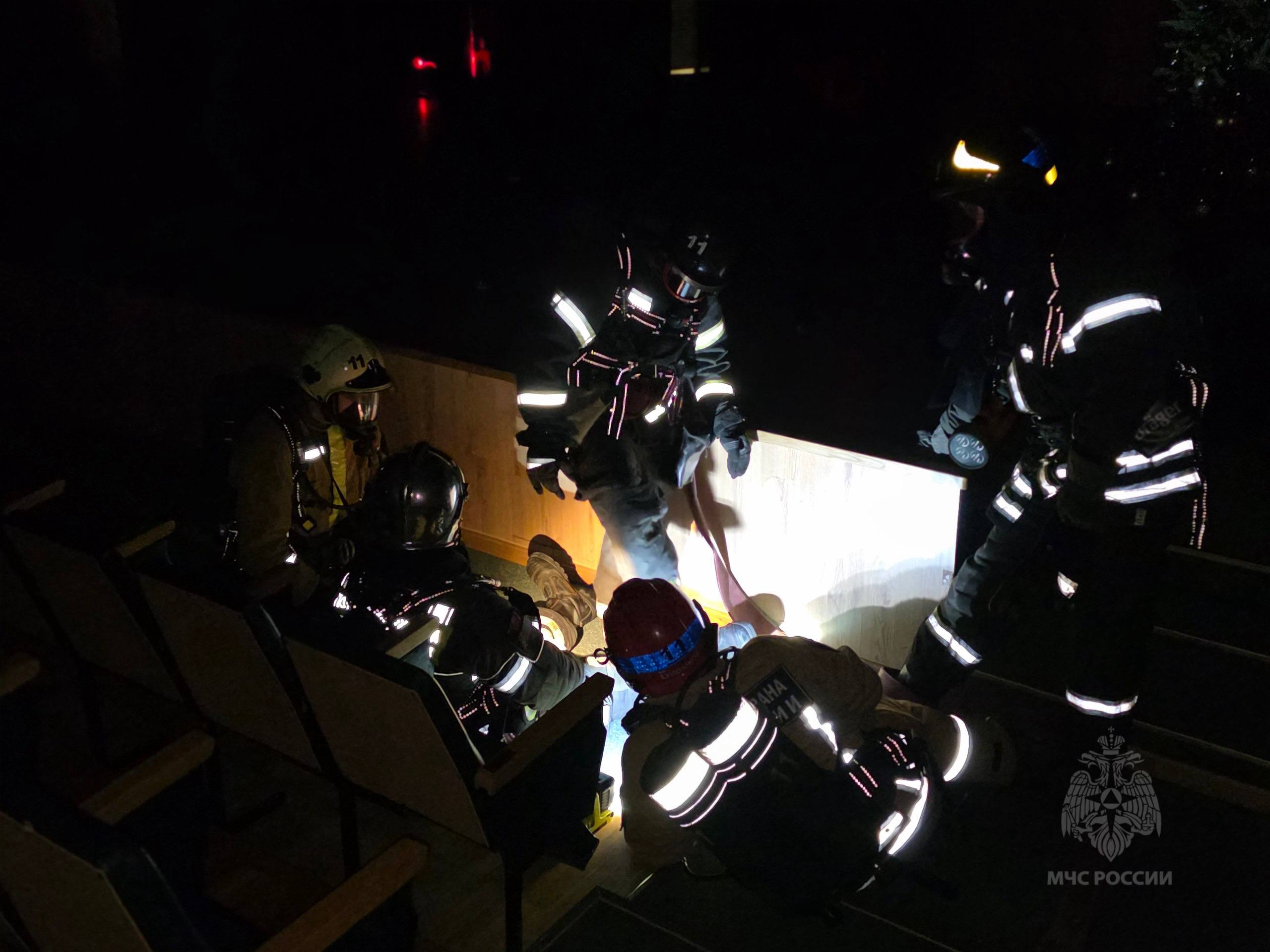 #БудниМЧС. Сотрудники Управления по ЗелАО ГУ МЧС России по г. Москве провели пожарно-тактические учения в здании с массовым пребыванием людей #БудниМЧС. Сотрудники Управления по ЗелАО ГУ МЧС России по г. Москве провели пожарно-тактические учения в здании с массовым пребыванием людей