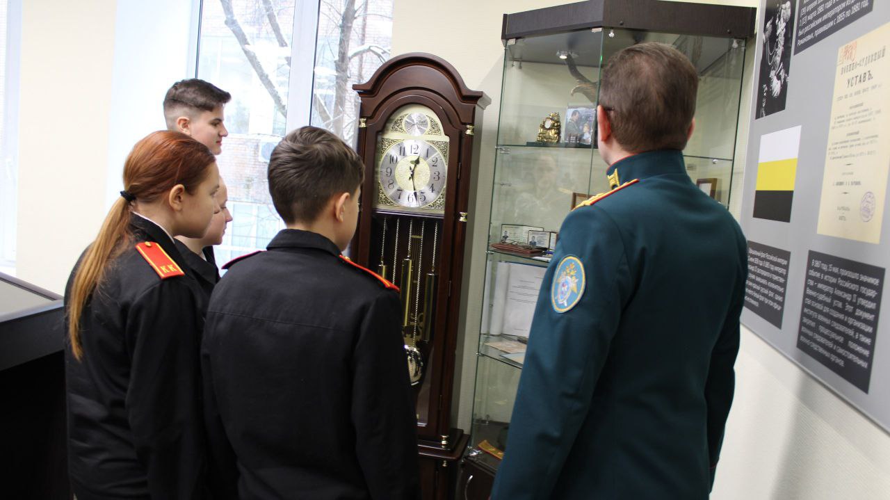 Военные следователи поздравили воспитанников подшефного кадетского класса с Новым годом Военные следователи поздравили воспитанников подшефного кадетского класса с Новым годом