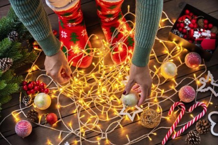 Москвичи платят за круглосуточную работу гирлянды на елке от 35 до 250 рублей в месяц в зависимости от типа лампочек, рассказали РИА Новости в сети инновационных научно-образовательных центров Energynet.LAB