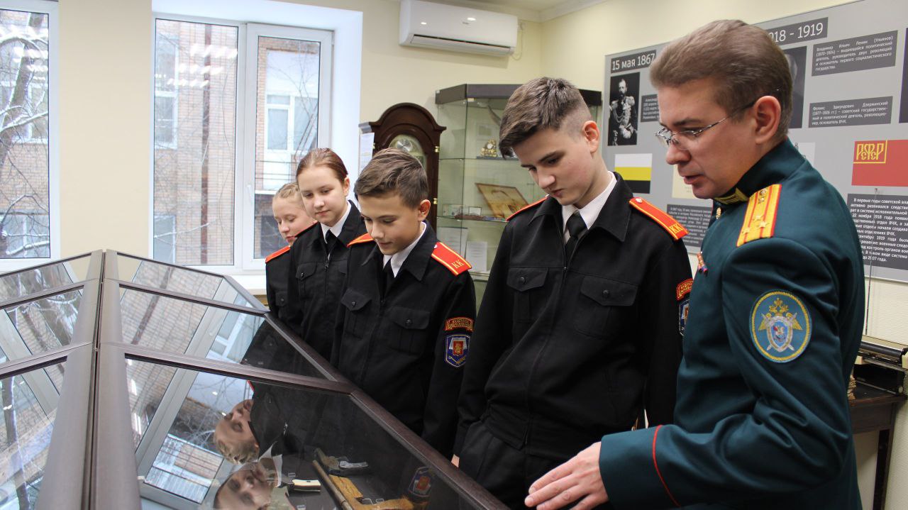 Военные следователи поздравили воспитанников подшефного кадетского класса с Новым годом Военные следователи поздравили воспитанников подшефного кадетского класса с Новым годом