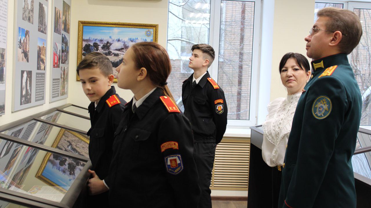 Военные следователи поздравили воспитанников подшефного кадетского класса с Новым годом Военные следователи поздравили воспитанников подшефного кадетского класса с Новым годом