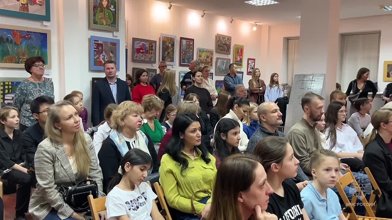 С мужеством и отвагой. . В галерее «Взгляд Ребёнка» состоялась презентация итоговой выставки конкурса детского художественного творчества «С мужеством и отвагой», посвящённой 35-летию МЧС России и 80-летию Победы в Великой...