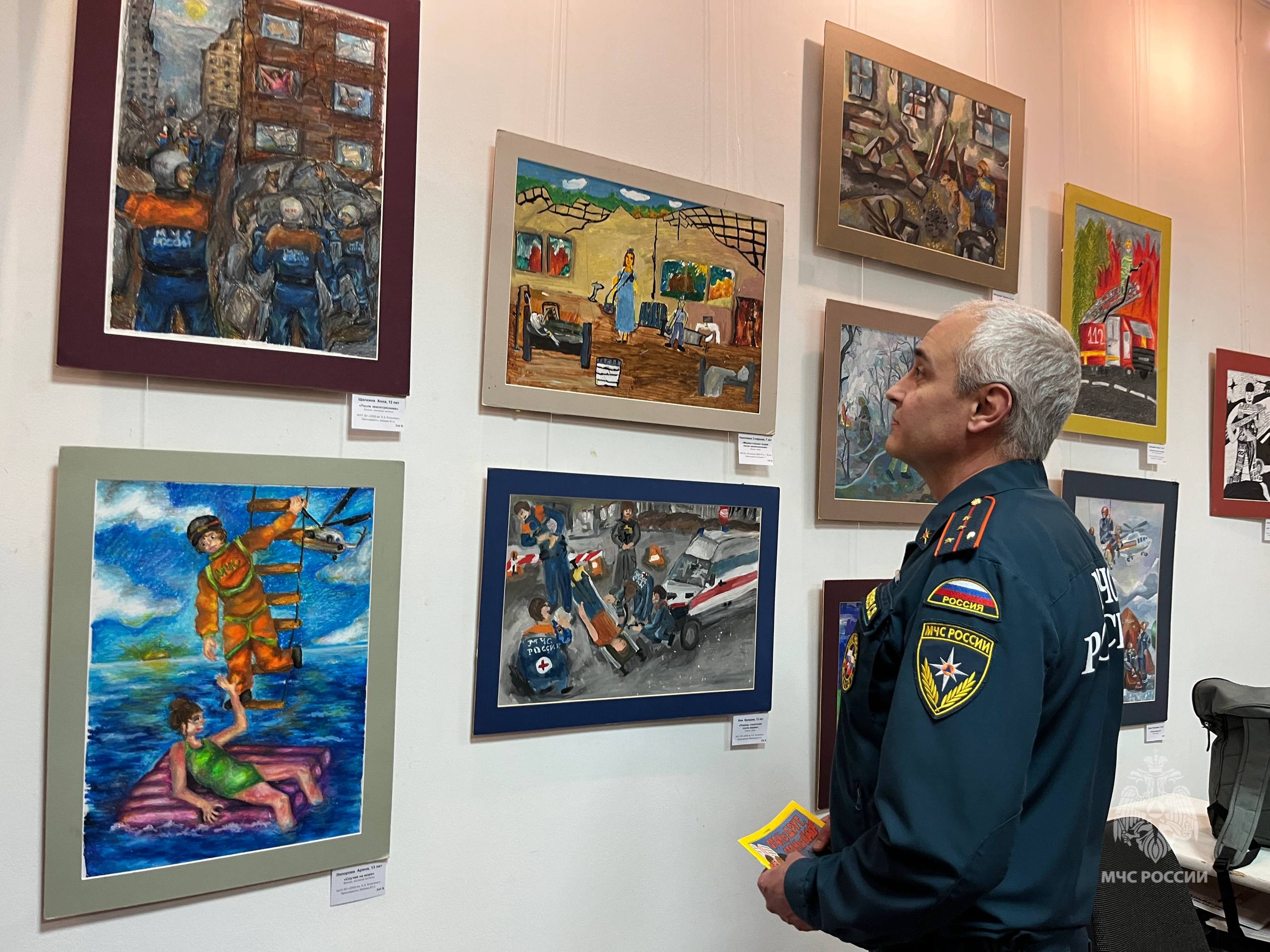 С мужеством и отвагой. . В галерее «Взгляд Ребёнка» состоялась презентация итоговой выставки конкурса детского художественного творчества «С мужеством и отвагой», посвящённой 35-летию МЧС России и 80-летию Победы в Великой... С мужеством и отвагой. . В галерее «Взгляд Ребёнка» состоялась презентация итоговой выставки конкурса детского художественного творчества «С мужеством и отвагой», посвящённой 35-летию МЧС России и 80-летию Победы в Великой...