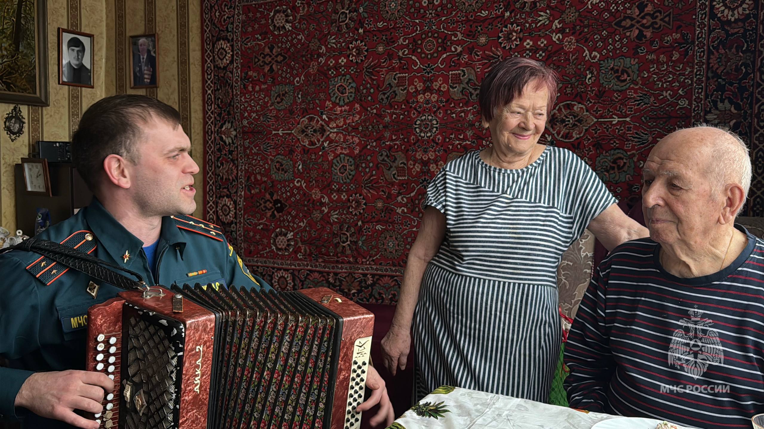 С теплом в сердце: сотрудники МЧС России поздравили с Новым годом ветерана Великой Отечественной войны С теплом в сердце: сотрудники МЧС России поздравили с Новым годом ветерана Великой Отечественной войны
