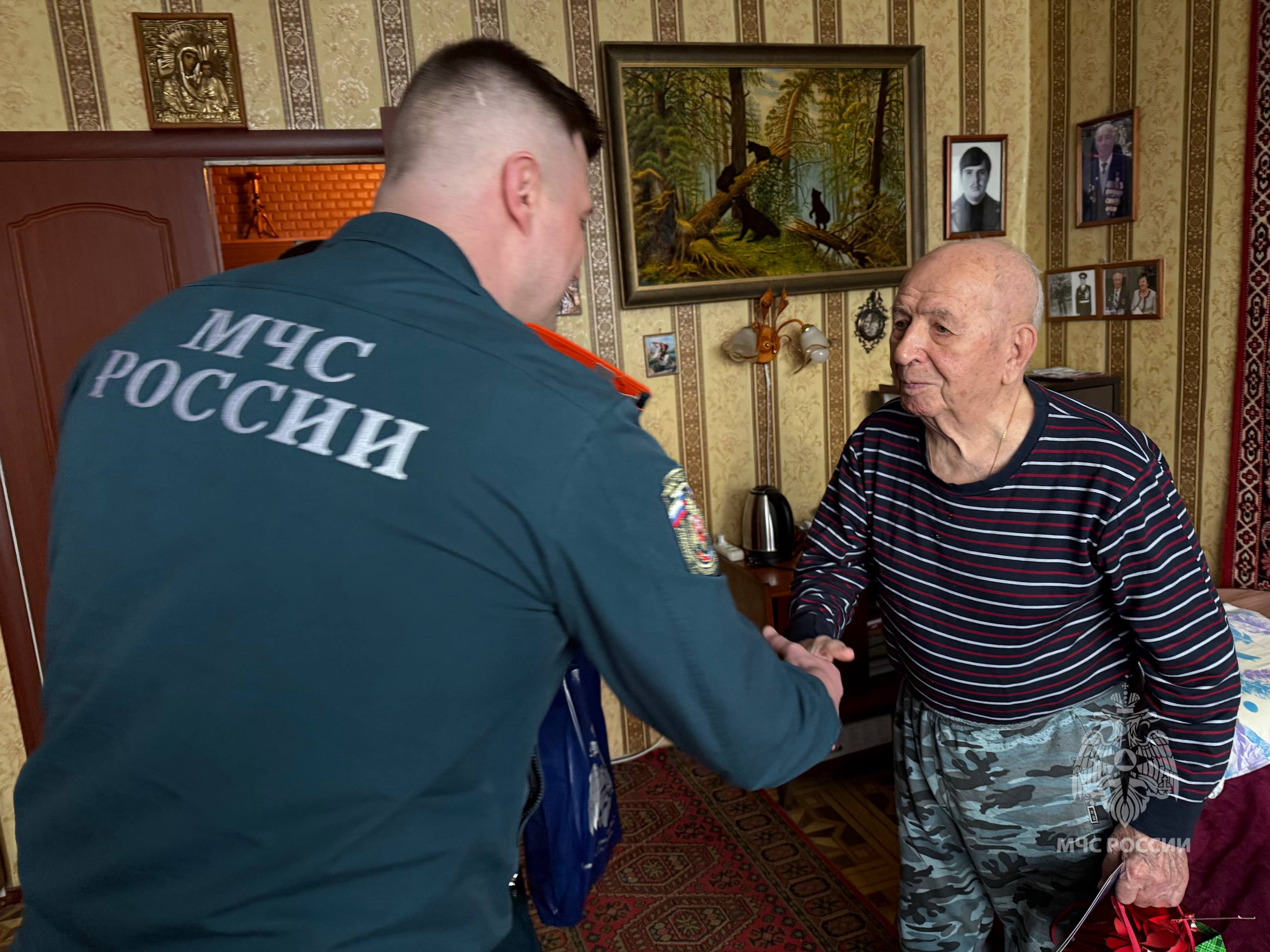 С теплом в сердце: сотрудники МЧС России поздравили с Новым годом ветерана Великой Отечественной войны С теплом в сердце: сотрудники МЧС России поздравили с Новым годом ветерана Великой Отечественной войны