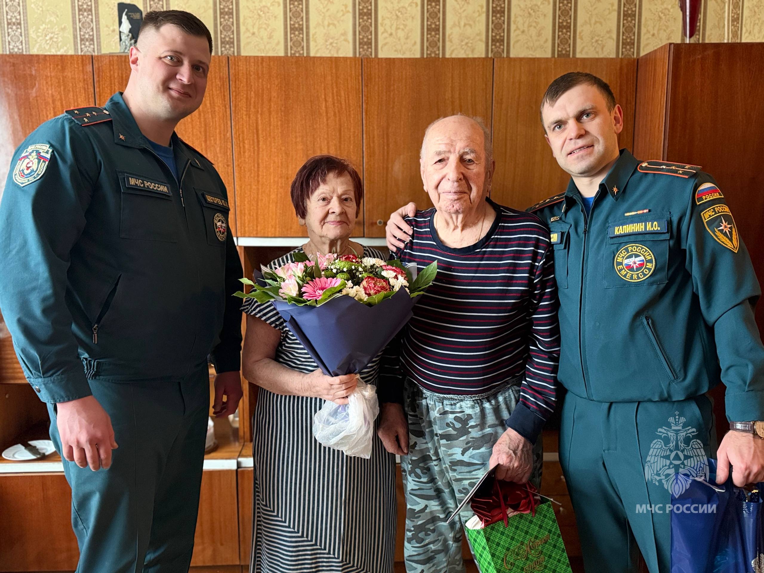 С теплом в сердце: сотрудники МЧС России поздравили с Новым годом ветерана Великой Отечественной войны С теплом в сердце: сотрудники МЧС России поздравили с Новым годом ветерана Великой Отечественной войны