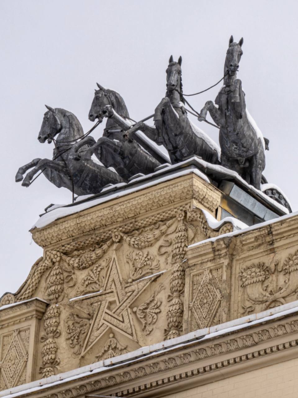 В год Лошади предлагаю вашему вниманию скульптурно-архитектурную подборку на улицах Москвы, связанную с этими прекрасными животными: В год Лошади предлагаю вашему вниманию скульптурно-архитектурную подборку на улицах Москвы, связанную с этими прекрасными животными: