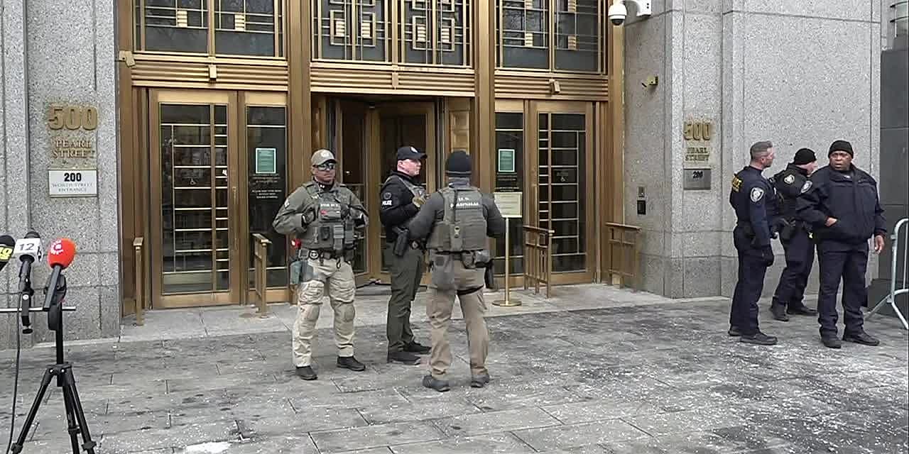 Мадуро и его жену привезли в суд Нью-Йорка без наручников — вокруг здания протесты, заседание уже началось