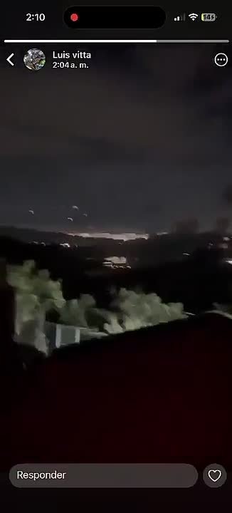 На этом замечательном видео, мужественными венесульцами (постоянно произносящими на испанском языке слово "дерьмо"), запечатлён пролёт девяти (!) вертолётов спецназа армии США «Дельта»