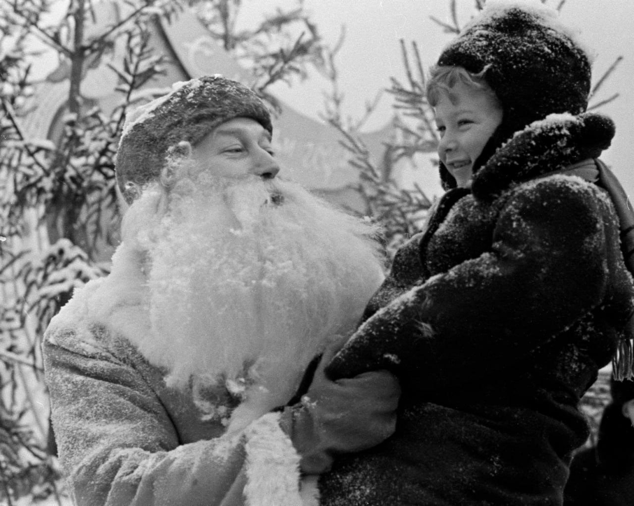 Толя Середин знакомится с Дедом Морозом, в роли которого выступает артист Мосэстрады А. Трушин. Москва, январь 1953 г. Фото Д. Козлова. Главархив Москвы