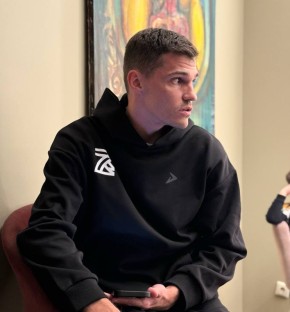 Капитан московского «Спартака» Роман Зобнин вместе с сыном и детьми из центра футбольной подготовки отравились на сборах в «Лоо-Арене» в Сочи