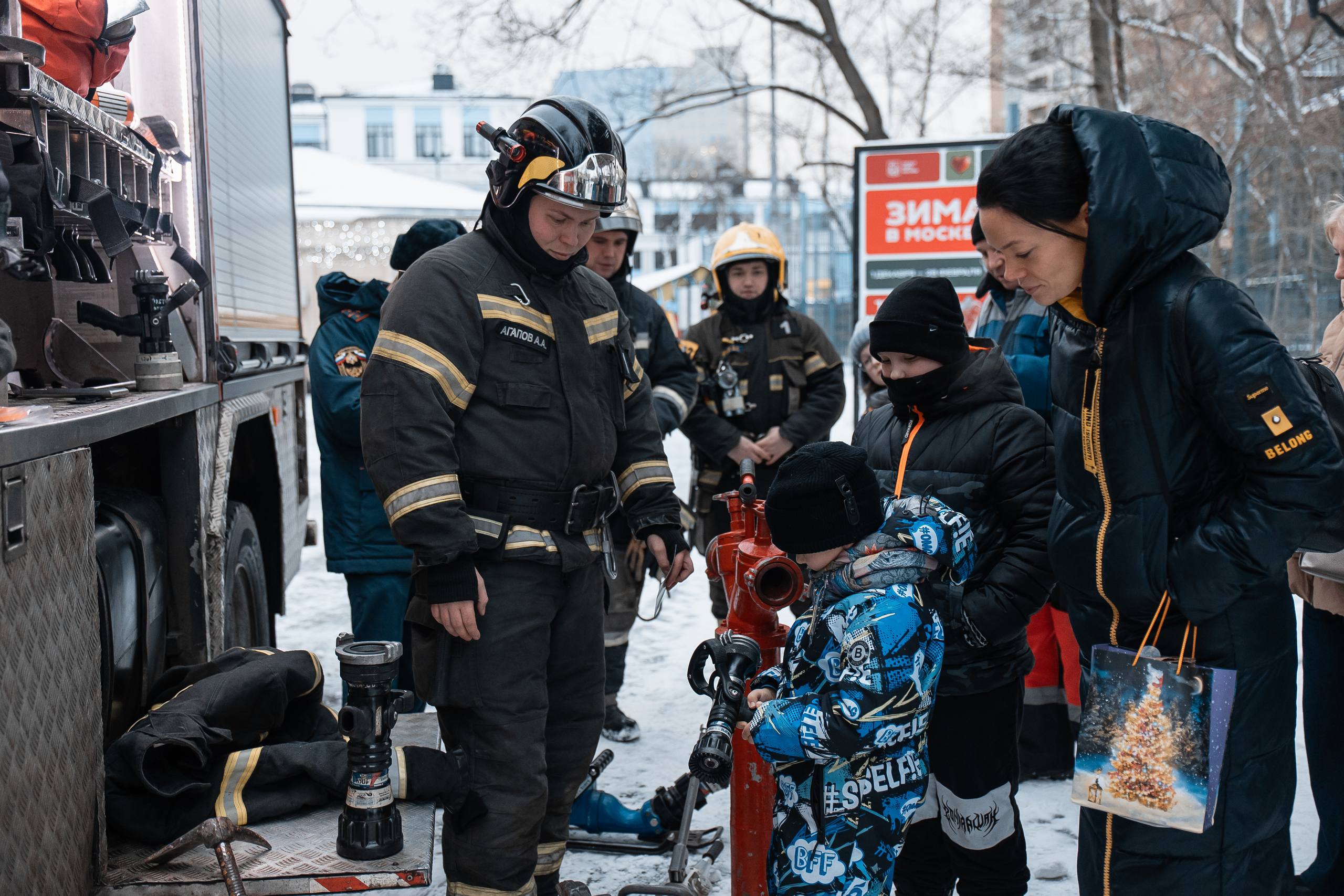 Зима в Москве. В Новослободском парке на площадке «Зима в Москве» прошло мероприятие «Герои в действии» Зима в Москве. В Новослободском парке на площадке «Зима в Москве» прошло мероприятие «Герои в действии»